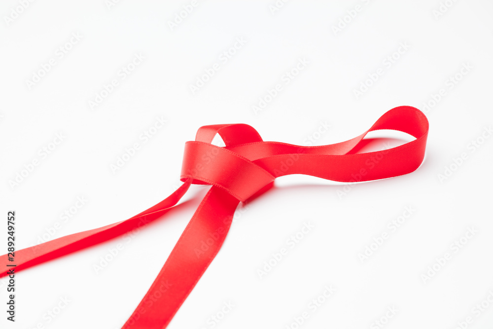 Cinta roja sobre fondo blanco para hacer lazos y decorar los regalos de navidad, regalos de anniversario, regalos en general. Cinta roja sobre fondo blanco para hacer lazos y decorar los regalos de navidad, regalos de anniversario, regalos en general.