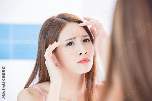 Foto woman worry forehead wrinkles