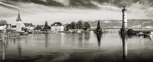 Hafen Lindau Bodensee in monochrom
