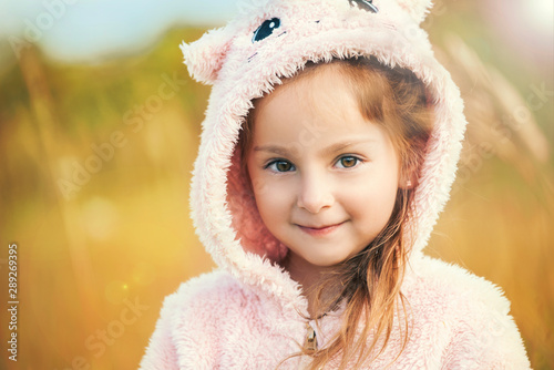 Obraz na plátne Closeup portrait of brown-eyed five-year-old girl