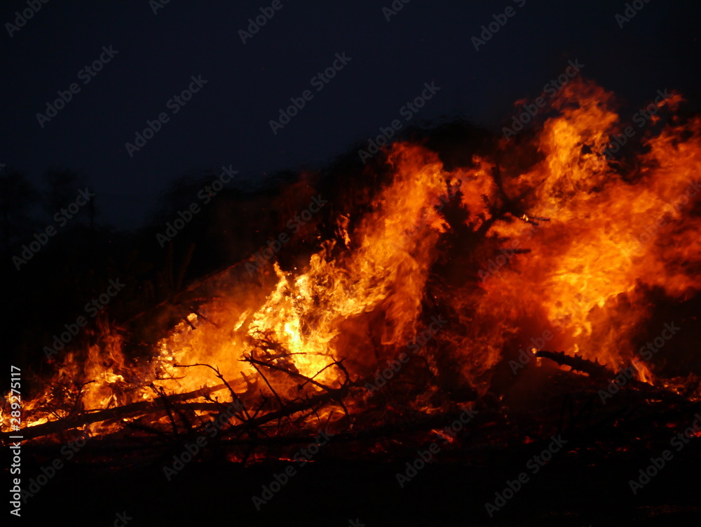 Christbaumverbrennung Weihnachtsbaumverbrennung Feuer Flammen und Feuerwehr Christbaumverbrennung Weihnachtsbaumverbrennung Feuer Flammen und Feuerwehr