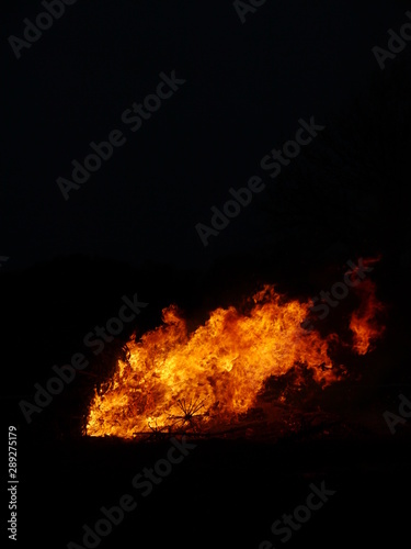 Christbaumverbrennung Weihnachtsbaumverbrennung Feuer Flammen und Feuerwehr