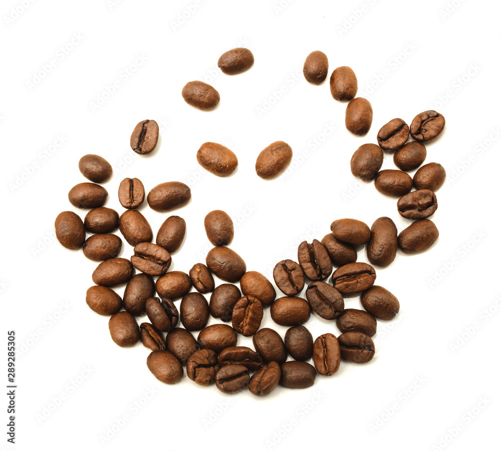 Naklejka premium Roasted coffee beans isolated on white background.