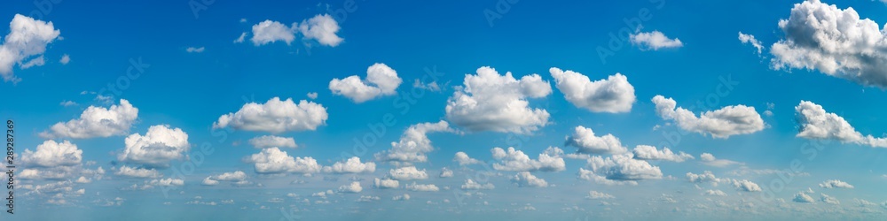 Obraz premium Fantastic soft clouds against blue sky, natural composition - panorama