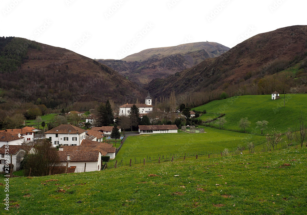 Vista del pueblo de Itsassou en Francia Vista del pueblo de Itsassou en Francia