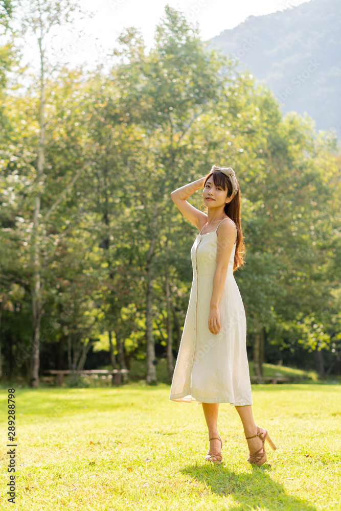 Obraz premium 高原に立つ女性