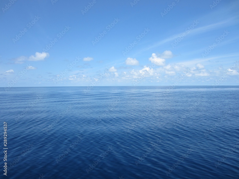 Fototapeta premium Blu sky end the calm ocean