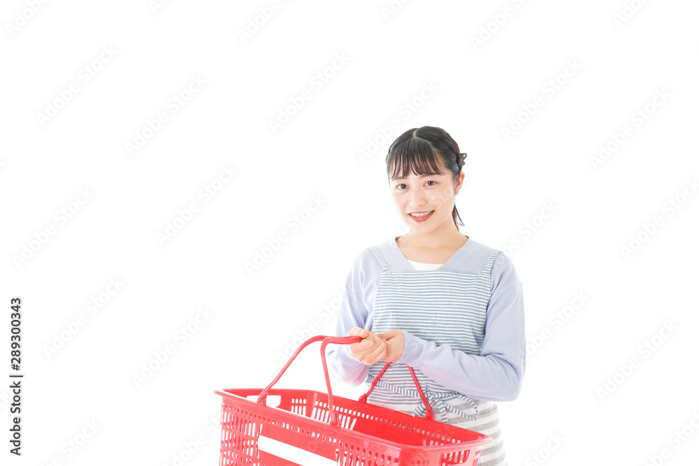 スーパーで買い物をする若い主婦 スーパーで買い物をする若い主婦