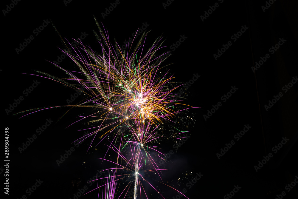 Feu d'artifice orange et violet Feu d'artifice orange et violet
