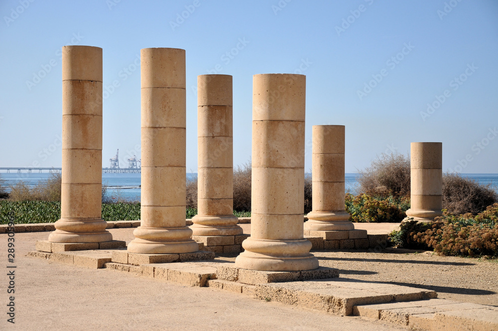 Caesarea gehört heute zu den bedeutendsten historischen Stätten Israels. Hier sind alte Tempel zu sehen im Hintergrund moderne Kräne.