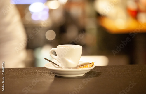 caf   pos   sur une table dans un bar