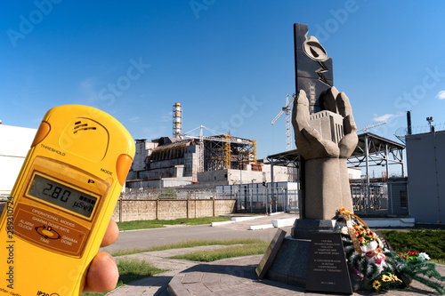 Monumento ai liquidatore difronte al reattore n. 4 di Chernobyl photo