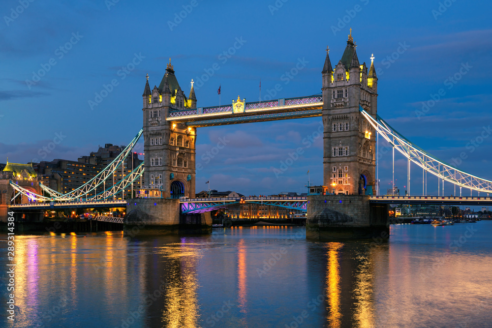 Fototapeta premium Tower Bridge at night, London UK.