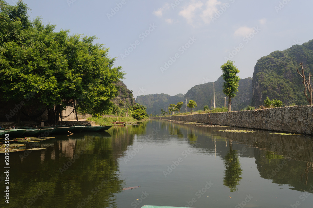 Tour en un bote de remos llamado sampán por el rio Ngo Dong en Tam Coc, provincia de Ninh Binh, Vietnam