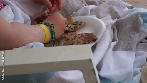 Kind isst Fladenbrot 