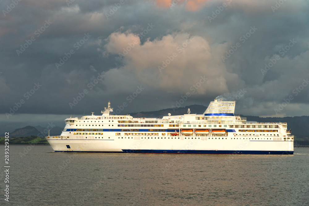 ferry de transporte de vehículos , mercancías y pasajeros o barco de transporte de mercancías y pasajeros