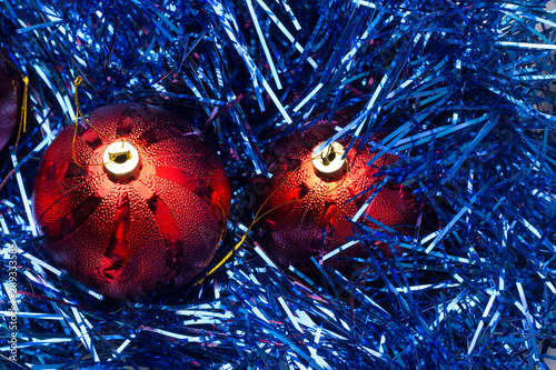 Bolas de Navidad y espumillón de color azul, decoración navideña, decoración del árbol de navidad photo