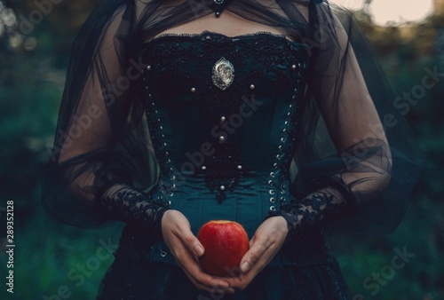 Quadro su tela woman in green victorian costume holds red apple