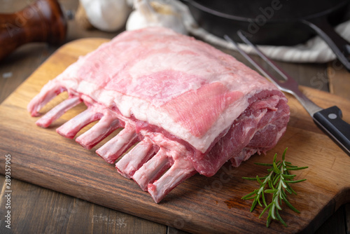 Εκτύπωση καμβά raw lamb rack on wooden cutting board