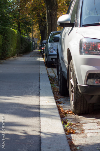 geparkte Autos am Straßenrand mit Gehsteig © JoHans