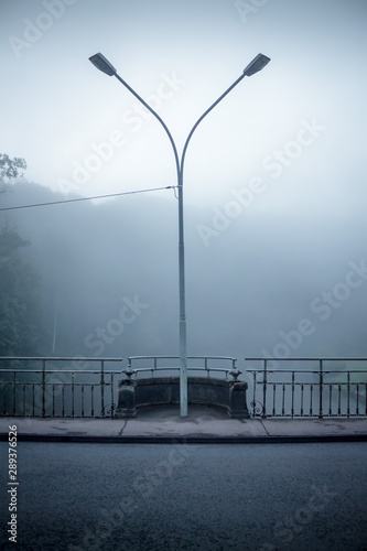 Straßenlaterne im Nebel © curtbauer