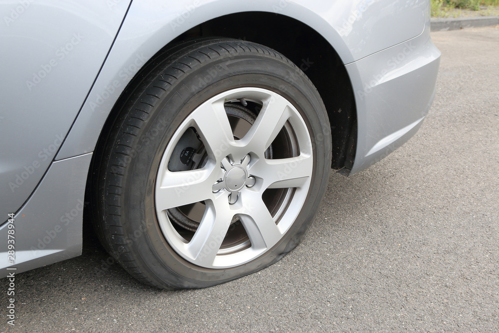 Platter Reifen, Plattfuß an einem Auto Stock Photo | Adobe Stock