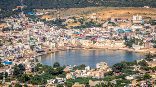 Fotografie Lake in the middle of the Indian holy city of Pushkar