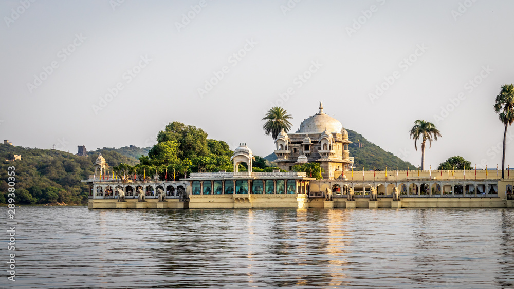 Udaipur's lake and its sublim palace