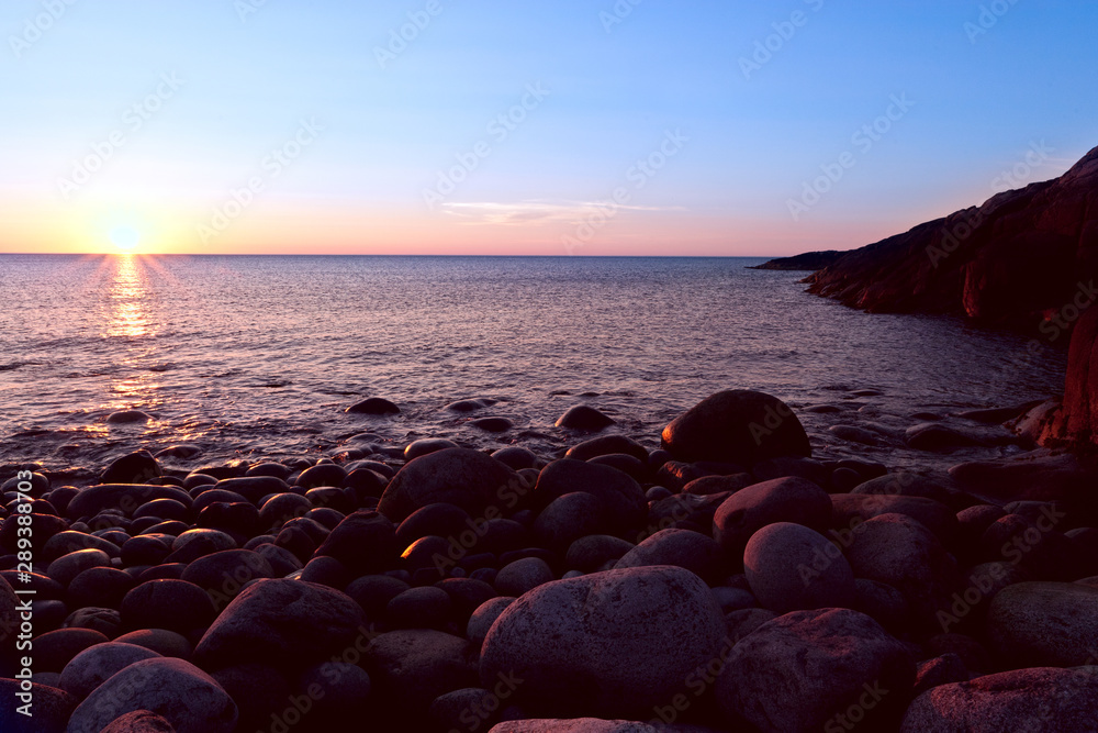 Obraz premium Rocky beach on the shore of the Barents Sea at sunset