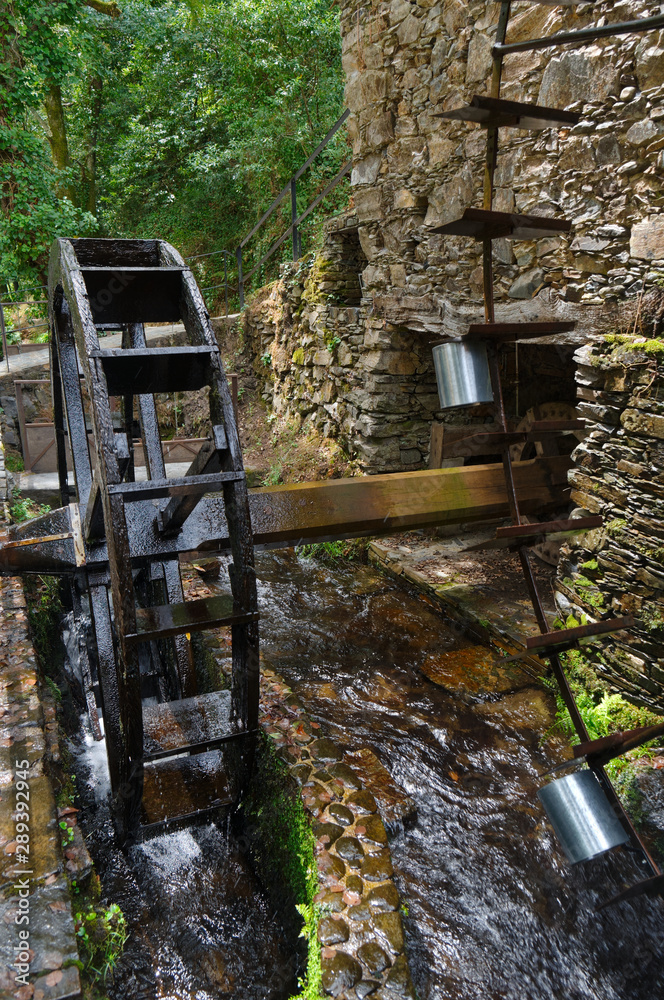Obraz premium Ancient working water mill