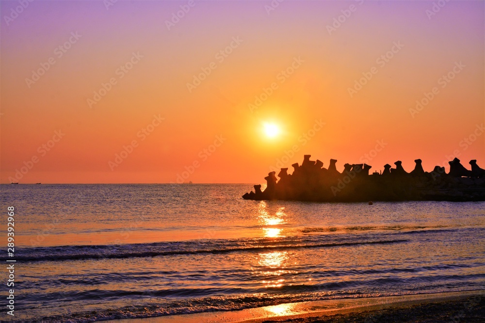 Fototapeta premium a sunrise at the seashore