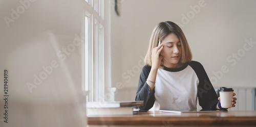 Fotografie Young hard-working female freelancer planing her concepts for her project while