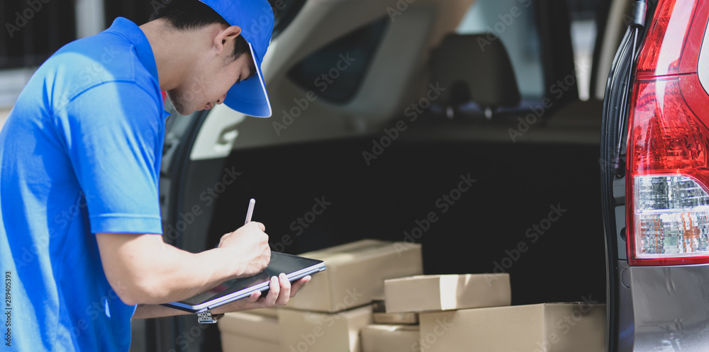 Professional delivery man preparing the products to customer - obrazy, fototapety, plakaty 