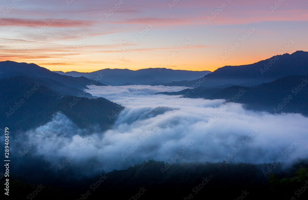 枝折峠から夜明けの滝雲