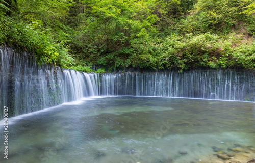 深緑の軽井沢白糸の滝
