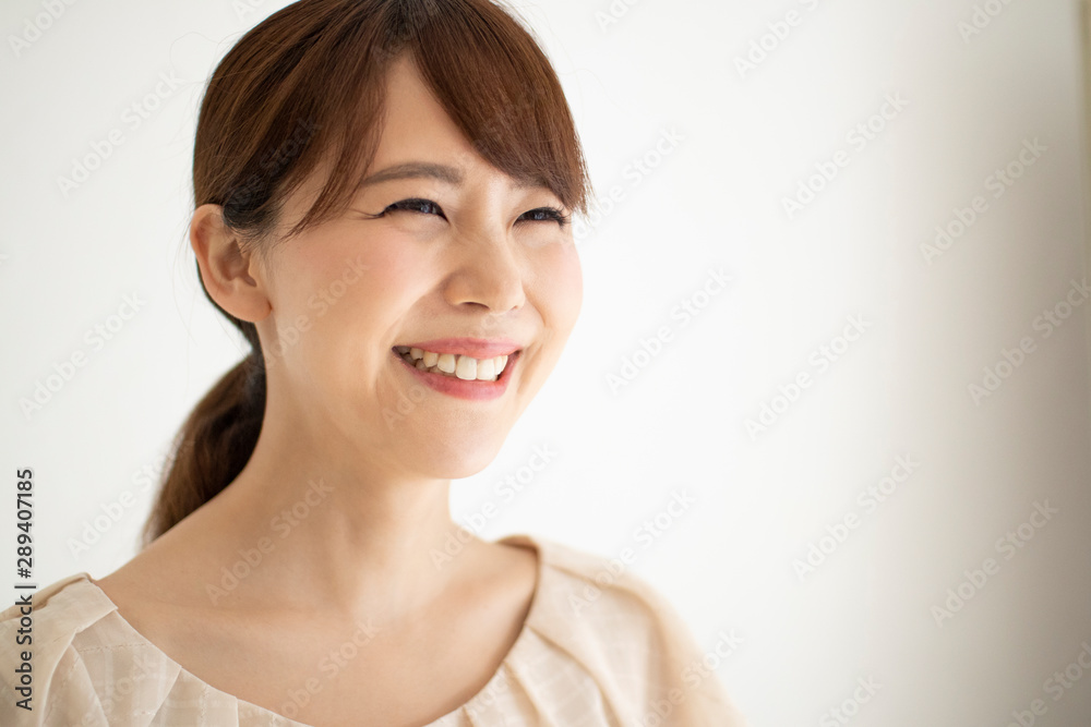 微笑む女性 微笑む女性