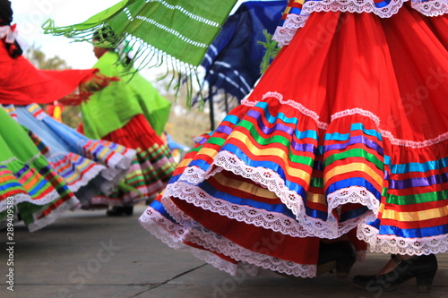 Tableau sur toile Colorful skirts fly during traditional Mexican dancing