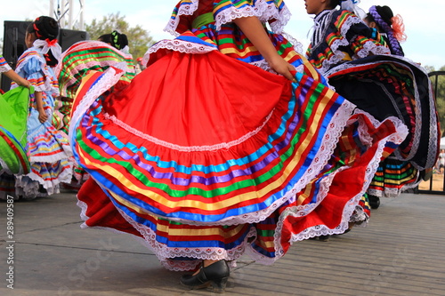 Fototapet Colorful skirts fly during Mexican dancing