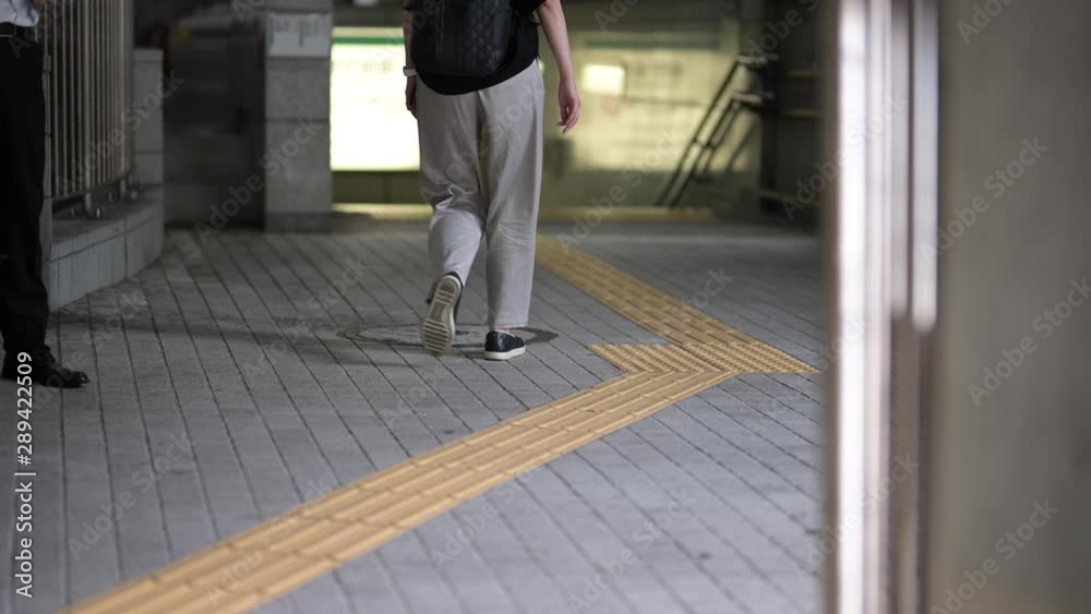 地下鉄入り口前の点字ブロック 地下鉄入り口前の点字ブロック