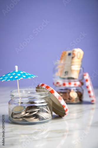3 Gläser Konten mit Euro Scheinen, Sonnenschirm, 2€ Münzen und Wechselgeld zum haushalten und sparen für Urlaub