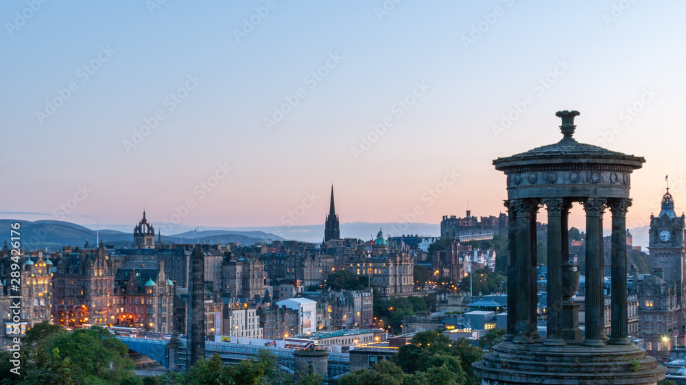 Obraz premium Edinburgh at dusk