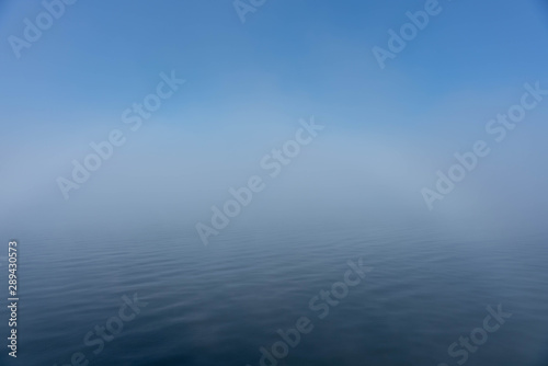 Aufsteigender Nebel über dem See mit ersten Sonnenstrahlen © SKatzenberger