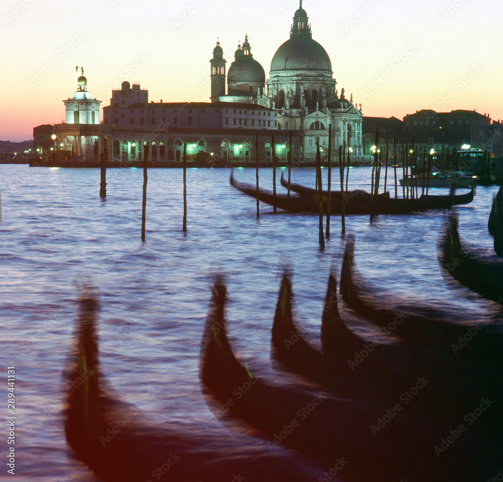 Venezia. Bacino di San Marco con la Salute e la Dogana al tramonto