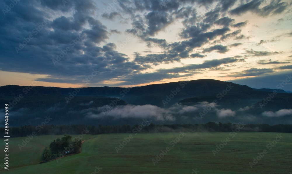 Faszinierende, beeindruckende Morgenstimmung mit Nebel über den Elbe, Täler im Nationalpark Sächsische Schweiz. Blick von der Kaiserkrone auf Zirkelstein, Rosenberg, Schrammsteine bis Lilienstein.