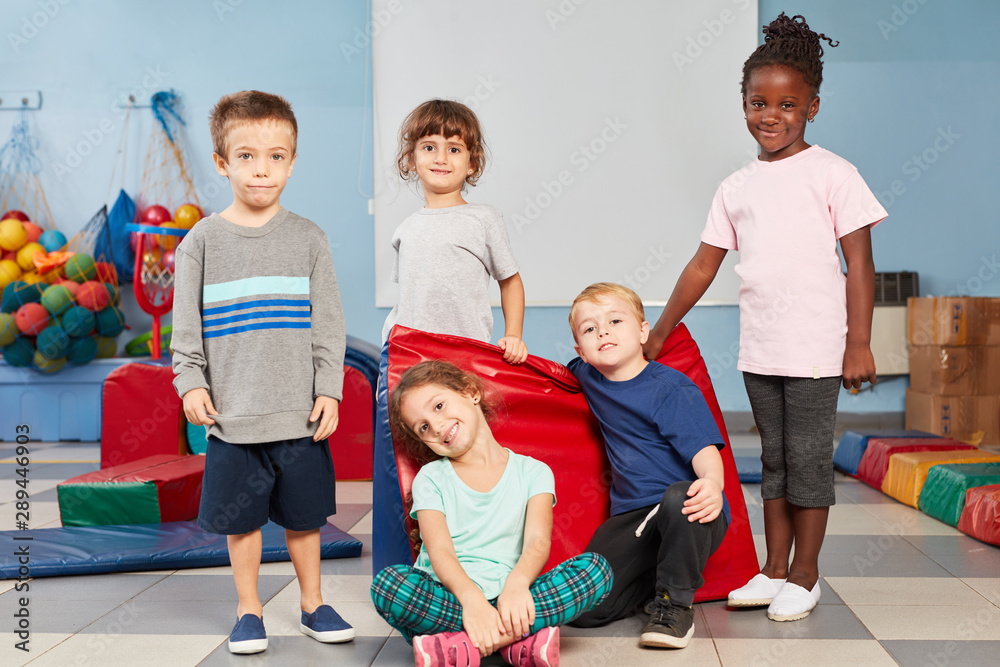 © Robert Kneschke - Multikulturelle Kinder als Freunde © Robert Kneschke - Multikulturelle Kinder als Freunde