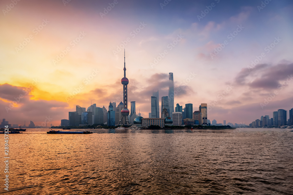 Sonnenaufgang hinter der modernen Skyline von Shanghai, Pudong Bezirk, mit den markanten Gebäuden und Wolkenkratzern, China