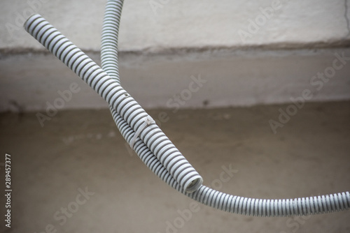 Cable tie fastens corrugated hoses