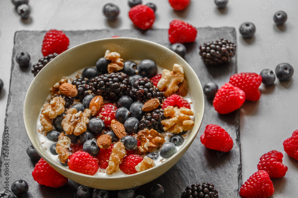 Schale mit Joghurt Beeren, Nüssen und Mandeln Schale mit Joghurt Beeren, Nüssen und Mandeln