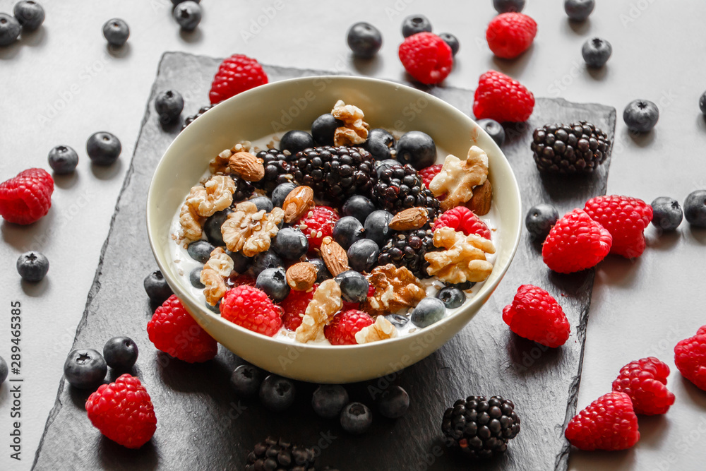 Schale mit Joghurt Beeren, Nüssen und Mandeln Schale mit Joghurt Beeren, Nüssen und Mandeln