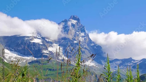 Time lapse vista nubes Cervino Matterhorn Alpes suizos franceses Zermatt cielo azul primavera photo